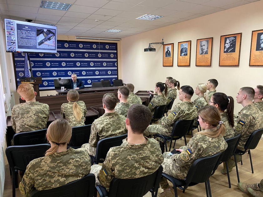 Фахівці науково-дослідного центру МВС України розповіли курсантам Університету про особливості призначення експертизи холодної зброї та вибухових пристроїв